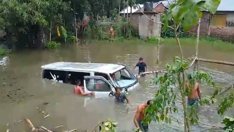 সাতসকালে নিয়ন্ত্রণ হারিয়ে মাইক্রোবাস খালে, নিহত ৭