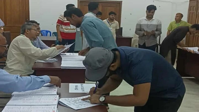 ডাকসু নির্বাচনে ভোটগ্রহণ চলছে