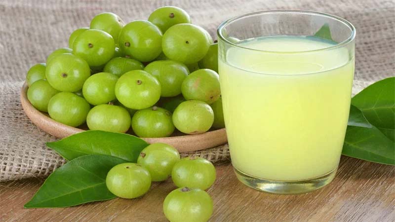 রস করে নাকি কেটে- কীভাবে আমলকী খেলে বেশি উপকার
